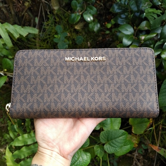 Michael Kors Handbags - Michael Kors Full Size Jet✈️ Set Wallet NWT